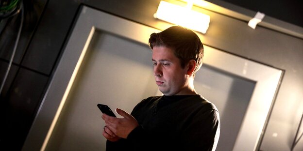 Kevin Kühnert blickt auf sein Smartphone Kevin Kühnert blickt auf sein Smartphone