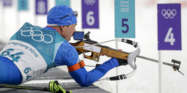 Ein Biathlet, Lowell Bailey, beim Liegendschießen Ein Biathlet, Lowell Bailey, beim Liegendschießen