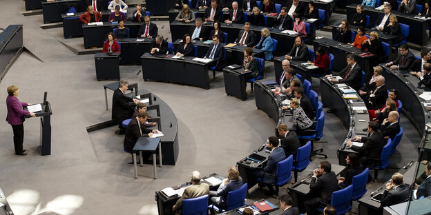 Eine Frau am Rednerpult des Plenarsaal im Bundestag Eine Frau am Rednerpult des Plenarsaal im Bundestag