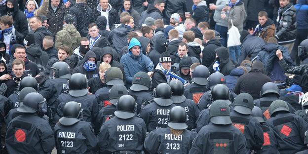 Während des Fußballbundesligaspiels Werder Bremen gegen HSV trennt die Polizei Fangruppen Während des Fußballbundesligaspiels Werder Bremen gegen HSV trennt die Polizei Fangruppen