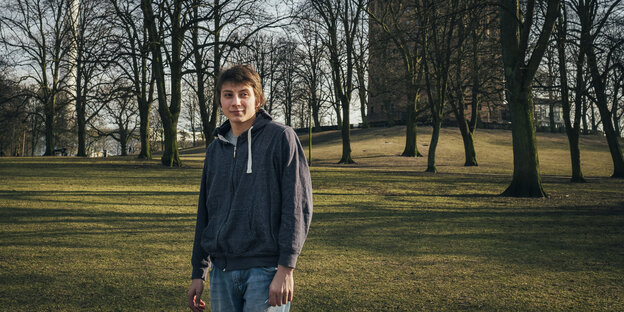 Ein Mann steht im Park Ein Mann steht im Park