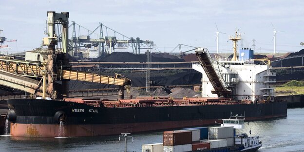 Ein Kohlefrachter steht im Hafen Ein Kohlefrachter steht im Hafen