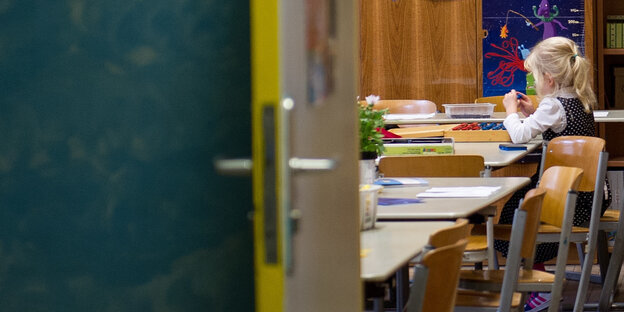 Eine Schülerin im Klassenraum Eine Schülerin im Klassenraum