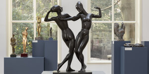 Blick in die Ausstellung, tanzendes Paar von Milly Steger im Vordergrund