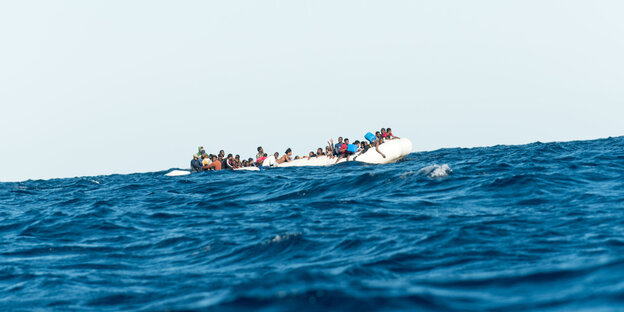 Ein Flüchtlingsboot treibt auf offenem Meer