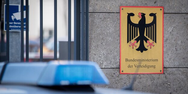Eine Mauer mit einem Schild auf dem steht: Bundesministerium für Verteidgung Eine Mauer mit einem Schild auf dem steht: Bundesministerium für Verteidgung