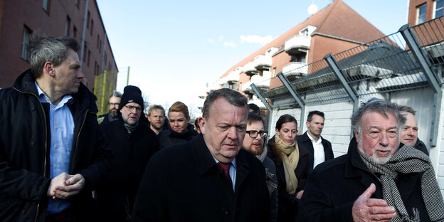 Dänemarks Ministerpräsident geht mit seinen MinisterInnen durch das Viertel Mjølnerparken in Kopenhagen. Dänemarks Ministerpräsident geht mit seinen MinisterInnen durch das Viertel Mjølnerparken in Kopenhagen.