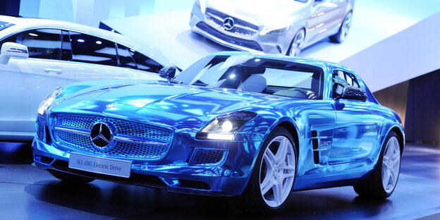 Ein blaues Mercedes-Benz SLS AMG Coupe Electric Drive Ein blaues Mercedes-Benz SLS AMG Coupe Electric Drive
