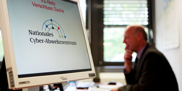 Ein Mann vor einem Computer Ein Mann vor einem Computer