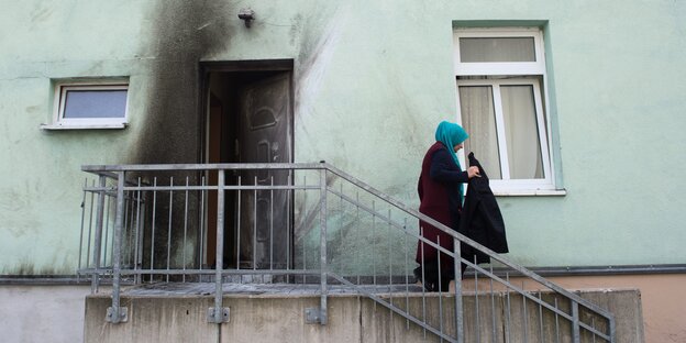 Eine Frau verlässt am 27.09.2016 in Dresden (Sachsen) die Fatih Camii Moschee. Vor der Moschee und einem internationalen Kongressgebäude in Dresden sind zwei Sprengstoffanschläge verübt worden. Eine Frau verlässt am 27.09.2016 in Dresden (Sachsen) die Fatih Camii Moschee. Vor der Moschee und einem internationalen Kongressgebäude in Dresden sind zwei Sprengstoffanschläge verübt worden.