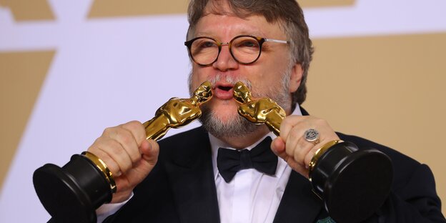 Ein Mann mit Brille küsst zwei Oscars Ein Mann mit Brille küsst zwei Oscars