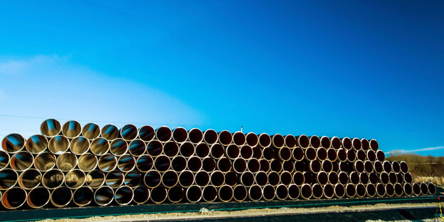 Gestapelte Rohre für die Pipeline Gestapelte Rohre für die Pipeline