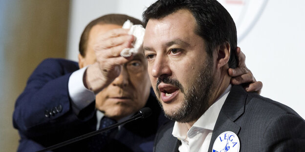 Silvio Berlusconi trocknet Matteo Salvini mit einem Taschentuch die Stirn Silvio Berlusconi trocknet Matteo Salvini mit einem Taschentuch die Stirn