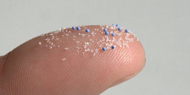 Mikroplastik auf Fingerspitze Mikroplastik auf Fingerspitze