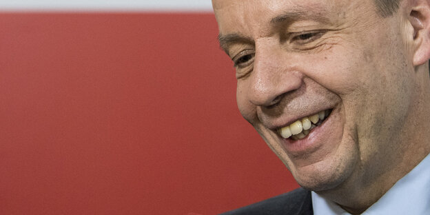 Gilles Marchand bei einer Pressekonferenz Gilles Marchand bei einer Pressekonferenz