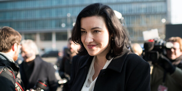 Dorothee Bär steht zwischen Journalisten und lächelt Dorothee Bär steht zwischen Journalisten und lächelt