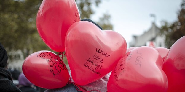 Luftballons auf einer Demo gegen linksunten-Verbot Luftballons auf einer Demo gegen linksunten-Verbot