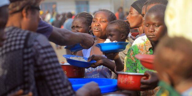 Flüchtlinge erhalten Essen im Zentrum von Bunia Flüchtlinge erhalten Essen im Zentrum von Bunia