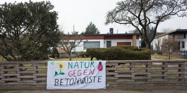 Protestplakat am gartenzaun: "Natur gegen Betonwüste" Protestplakat am gartenzaun: "Natur gegen Betonwüste"
