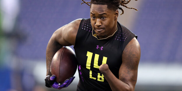 Football-Spieler Shaquem Griffin rennt mit Football in der Hand Football-Spieler Shaquem Griffin rennt mit Football in der Hand