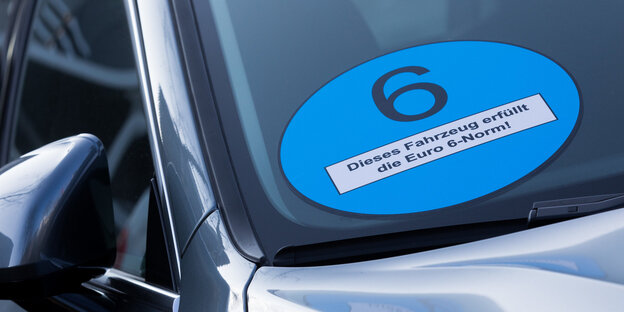 Eine blaue Diesel-Euro6-Plakette