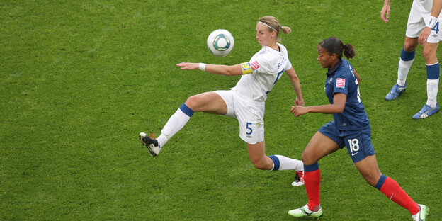 Die englische Fußballerin Faye White setzt sich gegen ihre Gegenspielerin durcg Die englische Fußballerin Faye White setzt sich gegen ihre Gegenspielerin durcg