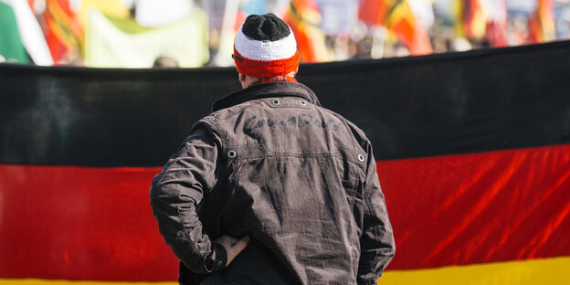 Pegida-Demonstrant vor Deutschland-Transparent Pegida-Demonstrant vor Deutschland-Transparent
