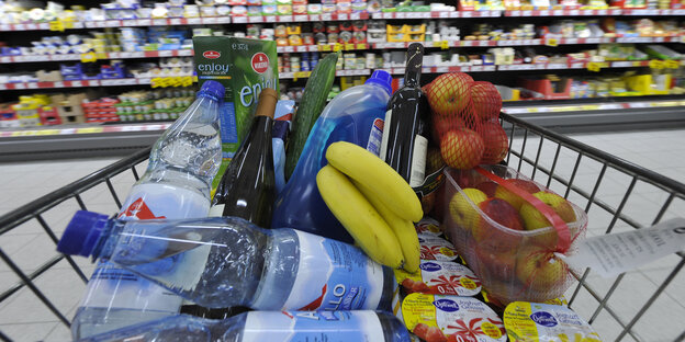 Ein EInkaufswagen im Supermarkt Ein EInkaufswagen im Supermarkt