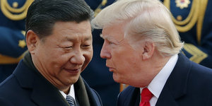 Xi Jingping und Donald Trump stecken die Köpfe zusammen