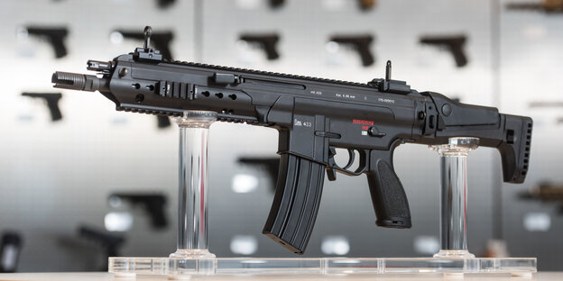Ein Sturmgewehr ist im Heckler&Koch-Ausstellungsraum ausgestellt Ein Sturmgewehr ist im Heckler&Koch-Ausstellungsraum ausgestellt