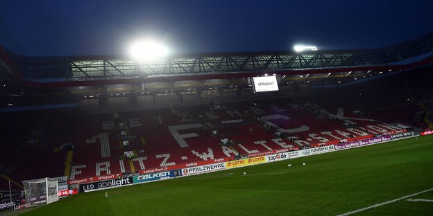 Leere Tribüne im Fritz-Walter-Stadion des 1. FCK in den Kaiserslautern-Farben Rot und Weiß. Leere Tribüne im Fritz-Walter-Stadion des 1. FCK in den Kaiserslautern-Farben Rot und Weiß.