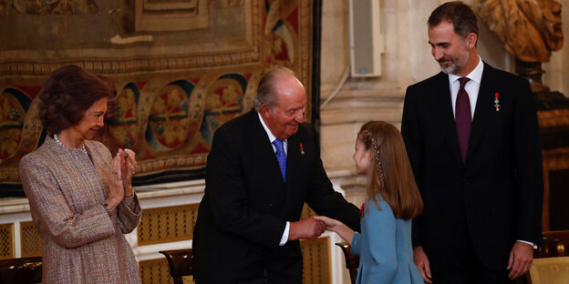 Spaniens ehemaliger König Juan Carlos im Kreise seiner Lieben Spaniens ehemaliger König Juan Carlos im Kreise seiner Lieben