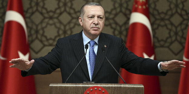 Recep Tayyip Erdogan, Präsident der Türkei, breitet seine Arme aus während einer Rede in Ankara Recep Tayyip Erdogan, Präsident der Türkei, breitet seine Arme aus während einer Rede in Ankara
