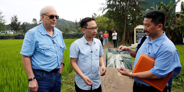 Ronald Haeberle und Tran Van Duc stehen auf einem Feldweg Ronald Haeberle und Tran Van Duc stehen auf einem Feldweg