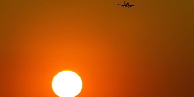 Ein Flugzeug über der Sonne Ein Flugzeug über der Sonne