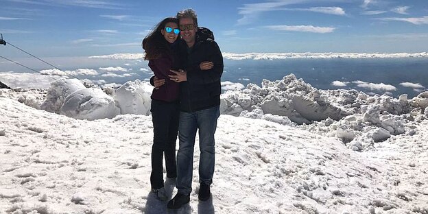 Deniz und Dilek Mayatürk Yücel stehen auf einem Berg Deniz und Dilek Mayatürk Yücel stehen auf einem Berg