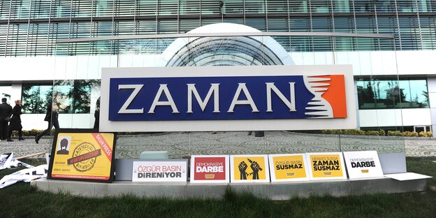 Plakate mit Aufschrift unter dem Schild mit dem Zeitungslogo vor dem „Zaman“-Redaktionsgebäude Plakate mit Aufschrift unter dem Schild mit dem Zeitungslogo vor dem „Zaman“-Redaktionsgebäude
