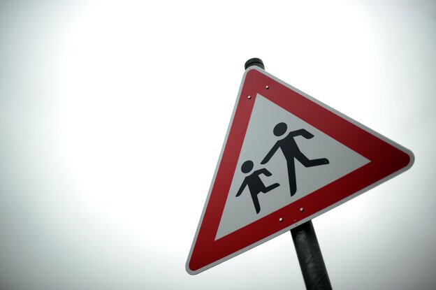 Verkehrsschild zeigt spielende Kinder Verkehrsschild zeigt spielende Kinder