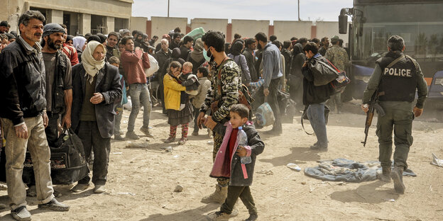 Soldaten und Zivilisten, darunter auch Kinder Soldaten und Zivilisten, darunter auch Kinder