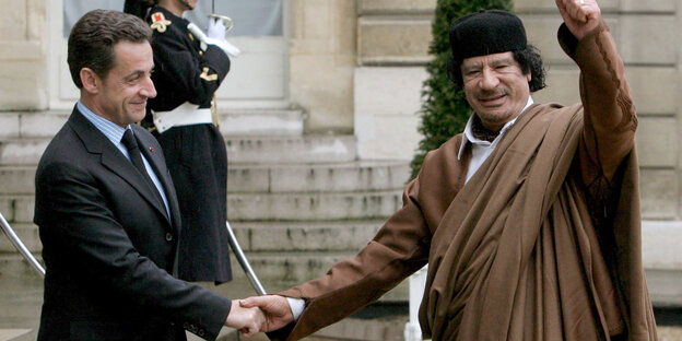 Nicolas Sarkozy begrüßt Muammar Gaddafi bei seinem Besuch im Elysée-Palast Nicolas Sarkozy begrüßt Muammar Gaddafi bei seinem Besuch im Elysée-Palast
