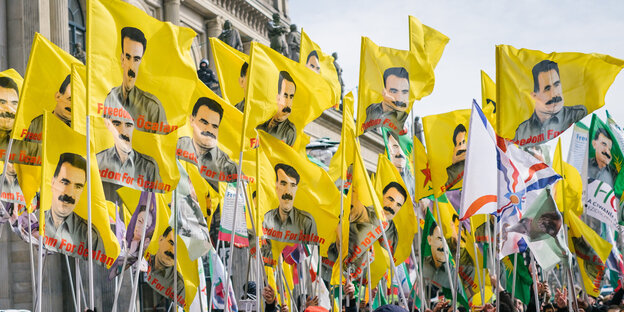Diverse Flaggen mit dem Foto von Abdullah Öcalan Diverse Flaggen mit dem Foto von Abdullah Öcalan