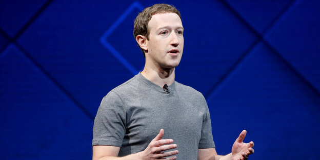 Mark Zuckerberg hält im T-Shirt eine Rede Mark Zuckerberg hält im T-Shirt eine Rede