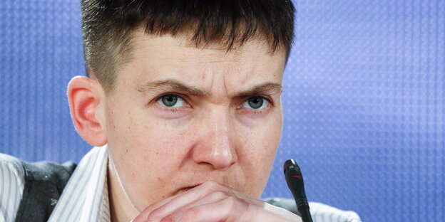 Nadia Sawtschenko vor Mikrofon Nadia Sawtschenko vor Mikrofon