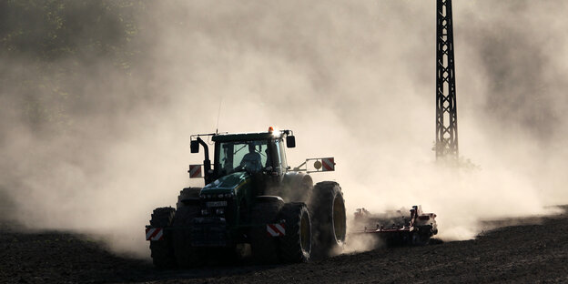 Traktor erzeugt große Staubwolke Traktor erzeugt große Staubwolke