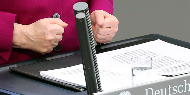 Angela Merkels geballte Hände am Rednerpult Angela Merkels geballte Hände am Rednerpult