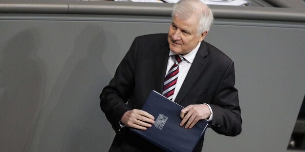 Seehofer verlässt das Rednerpult im Bundestag Seehofer verlässt das Rednerpult im Bundestag