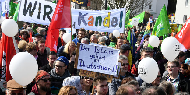 Demo-Teilnehmer mit Plakaten "Wir sind Kandel" und "Der Islam gehört zu Deutschland" Demo-Teilnehmer mit Plakaten "Wir sind Kandel" und "Der Islam gehört zu Deutschland"