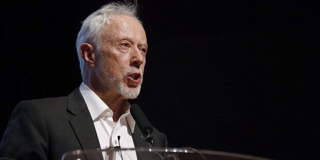 Coetzee an einem Mikrofon Coetzee an einem Mikrofon