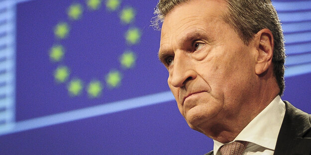 EU-Kommissar Günther Oettinger ist vor einer EU-Fahne zu sehen. EU-Kommissar Günther Oettinger ist vor einer EU-Fahne zu sehen.