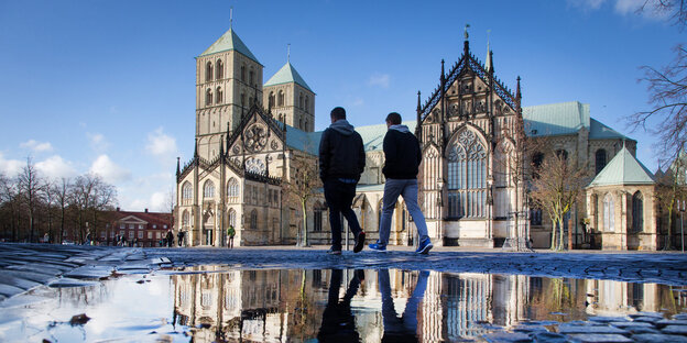 Der St.-Paulus-Dom spiegelt sich in einer Pfütze Der St.-Paulus-Dom spiegelt sich in einer Pfütze
